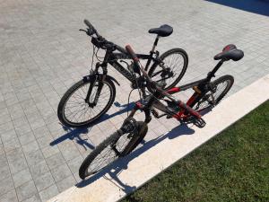 普拉Villa Senorita的两辆自行车停在路边,彼此相邻