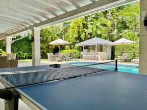 圣詹姆斯Royal Palms, St James的一个带游泳池的房子里的乒乓球场