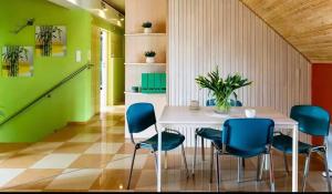 沃维奇Apartament 70m2 w domu na wyłączność blisko od drogi wyjazdowej na Warszawę的一间配备有白色桌子和蓝色椅子的用餐室