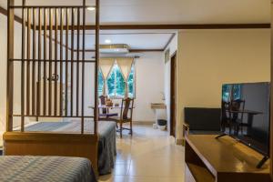 曼谷霍华德广场精品酒店的一间卧室配有两张床、一张桌子和一张书桌