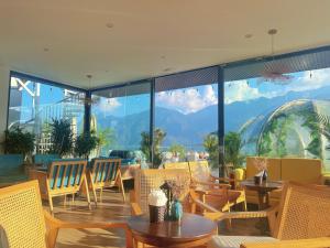 萨帕Sapa Relax Hotel & Spa的一间带桌椅的山景餐厅