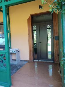 波拉伊Parkowe Ranczo的绿色门房子的入口