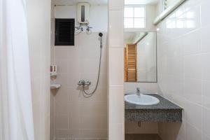 曼谷霍华德广场精品酒店的带淋浴和盥洗盆的浴室