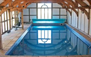 威勒尔The Shippon Barn with Hot Tub and Private Pool的一座大型游泳池,