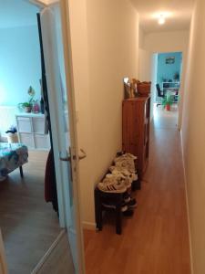 阿尔福维尔Chambre pour deux personnes dans un logement partagé Two persons room in a shared apartment的走廊设有一扇门,通往带桌子的房间