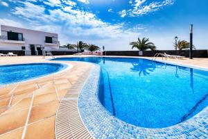 科斯塔特吉塞Casa Costa Esmeralda Plus-Pool and Relax的蓝色海水大型游泳池