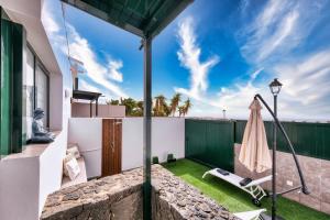 科斯塔特吉塞Casa Costa Esmeralda Plus-Pool and Relax的一个带吊床和围栏的庭院