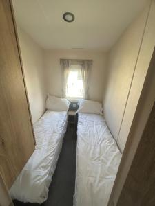 LincolnshireButlins Skegness Caravan的小型客房 - 带2张床和窗户