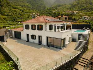 圣维森特Casa Avô da Pedra, By OP的一座带游泳池和山脉的大型白色房屋