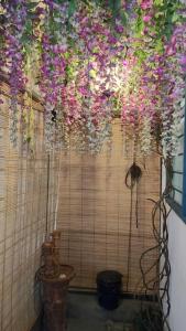 亚依淡Comfy Home Near to Penang Hill的挂在墙上的一束鲜花