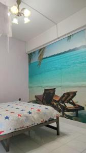 亚依淡Comfy Home Near to Penang Hill的卧室配有一张床和海滩壁画