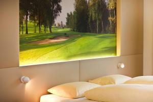 魏森贝格Golfhotel Bodensee的墙上画画的房间里设有两张床