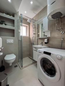 蒂瓦特Mavalux apartments的一间带洗衣机和卫生间的浴室