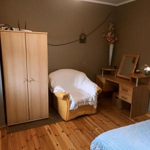 Przejma WielkaDomek letniskowy Ali的一间卧室配有橱柜、椅子和书桌