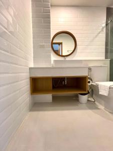 清迈Baannalin Hometel บ้านนลิน โฮมเทล的一间带水槽和镜子的浴室