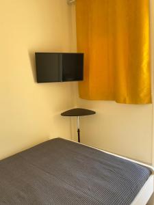 托雷阿马莱VILLA ADELAIDE SUITE & ROOM的卧室配有一张床和壁挂式平面电视。