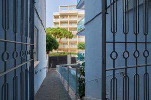 萨洛Casa Ola的一条拥有蓝色墙壁和大门的小巷