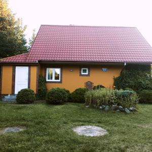 Przejma WielkaDomek letniskowy Ali的红色屋顶的黄色小房子