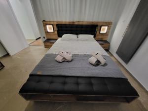 DhílesiDilion Guest House的一间卧室配有一张大床和两个枕头