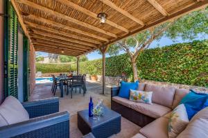马纳科尔Ideal Property Mallorca - Son Frau的天井配有沙发和桌子