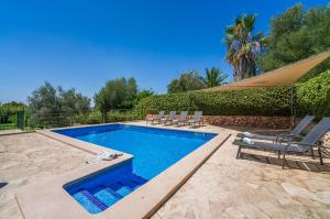 马纳科尔Ideal Property Mallorca - Son Frau的一个带椅子和遮阳伞的游泳池
