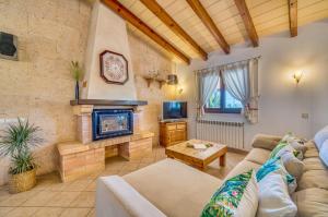 马纳科尔Ideal Property Mallorca - Son Frau的带沙发和壁炉的客厅