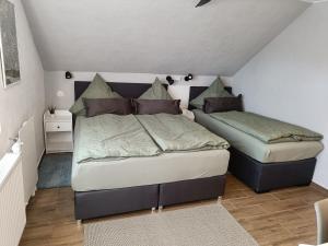 森夫滕贝格Pension Mojito Senftenberg的一间带两张床和一张沙发的小卧室