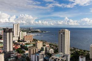 马尼拉Pacific Bay Grand Suites的城市和海洋的空中景观