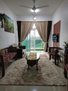 雪邦Ilsham Guest House @ Seroja Hills BBST Sepang的客厅配有沙发和桌子