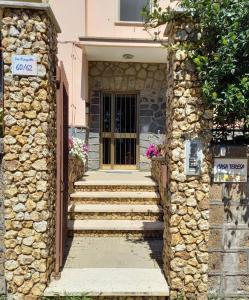 塔尔奎尼亚Casa Teresa的石头房子,有楼梯通往门