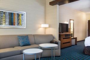 代顿Fairfield Inn & Suites by Marriott Dayton的客厅配有沙发和2张桌子