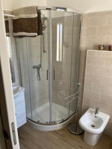 奥特朗托Villino Monte Sant'Angelo的带淋浴的浴室(带卫生间和水槽)