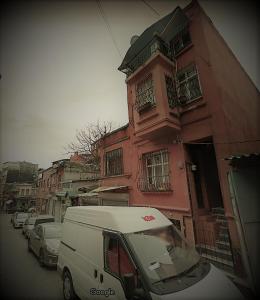 伊斯坦布尔Men's Hostel in Fatih, Istanbul的停在大楼前的白色货车