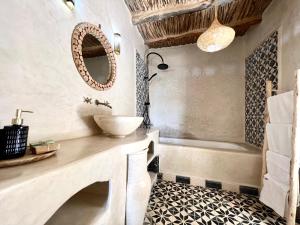 塔鲁丹特Dar Salam Souss的一间带水槽、浴缸和镜子的浴室
