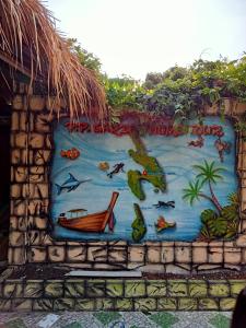 皮皮岛P P Garden Home Bungalow的墙上的壁画,上面有鱼和船