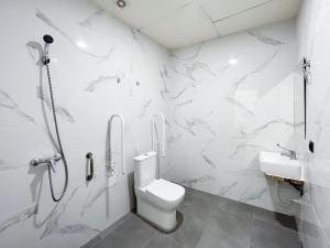 马德里Multi Hostel Lavapies的白色的浴室设有卫生间和淋浴。
