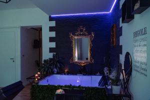 布林迪西Palmina's Apartments的一个带镜子的房间内的大浴缸