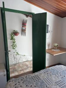 萨尔瓦多卡尔穆精品一室公寓酒店的配有床的房间的绿门