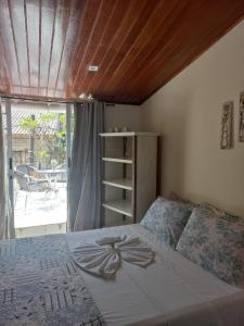 萨尔瓦多卡尔穆精品一室公寓酒店的卧室里一张带弓的床铺