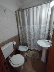 康考迪亚Cabañas de Ayui的一间带卫生间和水槽的浴室