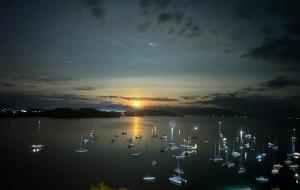 贝岛Andriana Resort & Spa的夜间在水中乘船欣赏海港景色