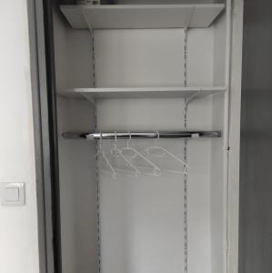 阿尔勒studio 30m2的有一个装有架子的开放式冰箱门