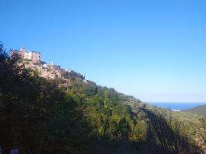 BalestrinoAgriturismo LE CASE ROTTE的山顶上有一个城堡