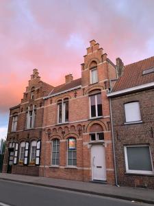布鲁日Burgerwoning bij Brugge的街道边的旧砖楼