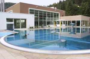 奥赫森兰德加特酒店内部或周边的泳池