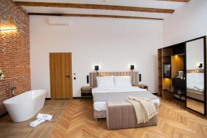 克拉科夫HOTEL TEATR的一间卧室设有一张大床和一个浴缸