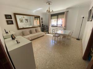 韦尔瓦Apartamento Familiar En Barrio Reina Victoria的客厅配有沙发和桌子