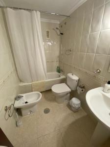 韦尔瓦Apartamento Familiar En Barrio Reina Victoria的浴室配有卫生间、盥洗盆和浴缸。