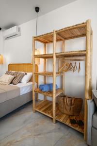 马塔拉LA MER Suite 2的一间卧室配有一张木制双层床和一张双层床。