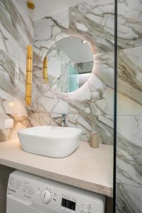 马塔拉LA MER Suite 2的浴室设有白色水槽和镜子